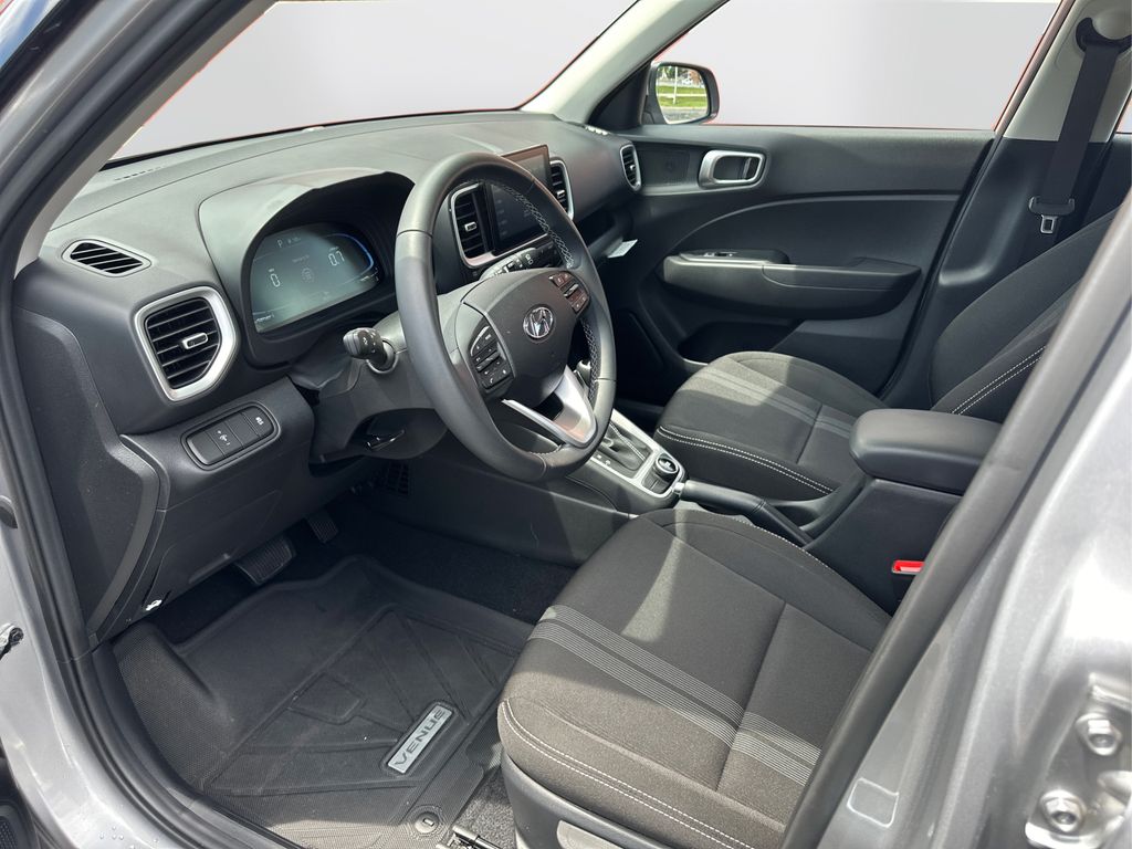 2025 Hyundai Venue SEL photo 2