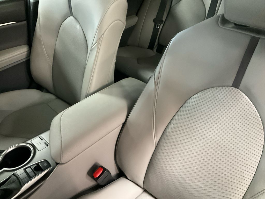 2022 Toyota Camry Hybrid XLE photo 9