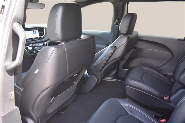 2025 Chrysler Pacifica Hybrid photo 14