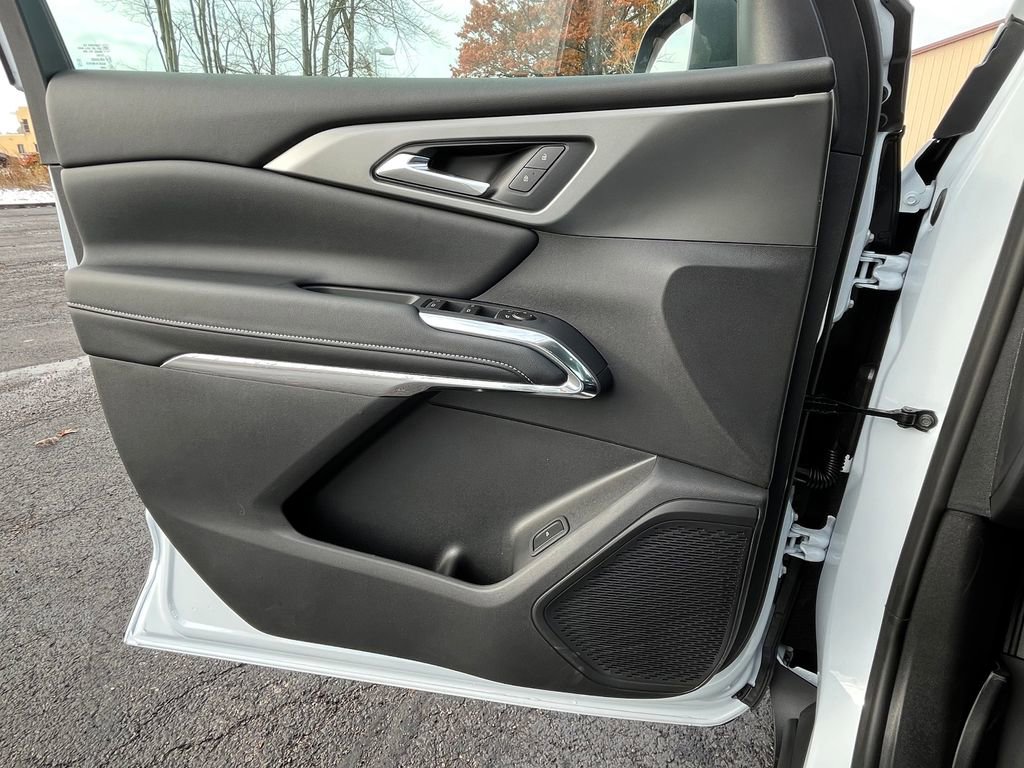 2026 Chevrolet Traverse photo 2