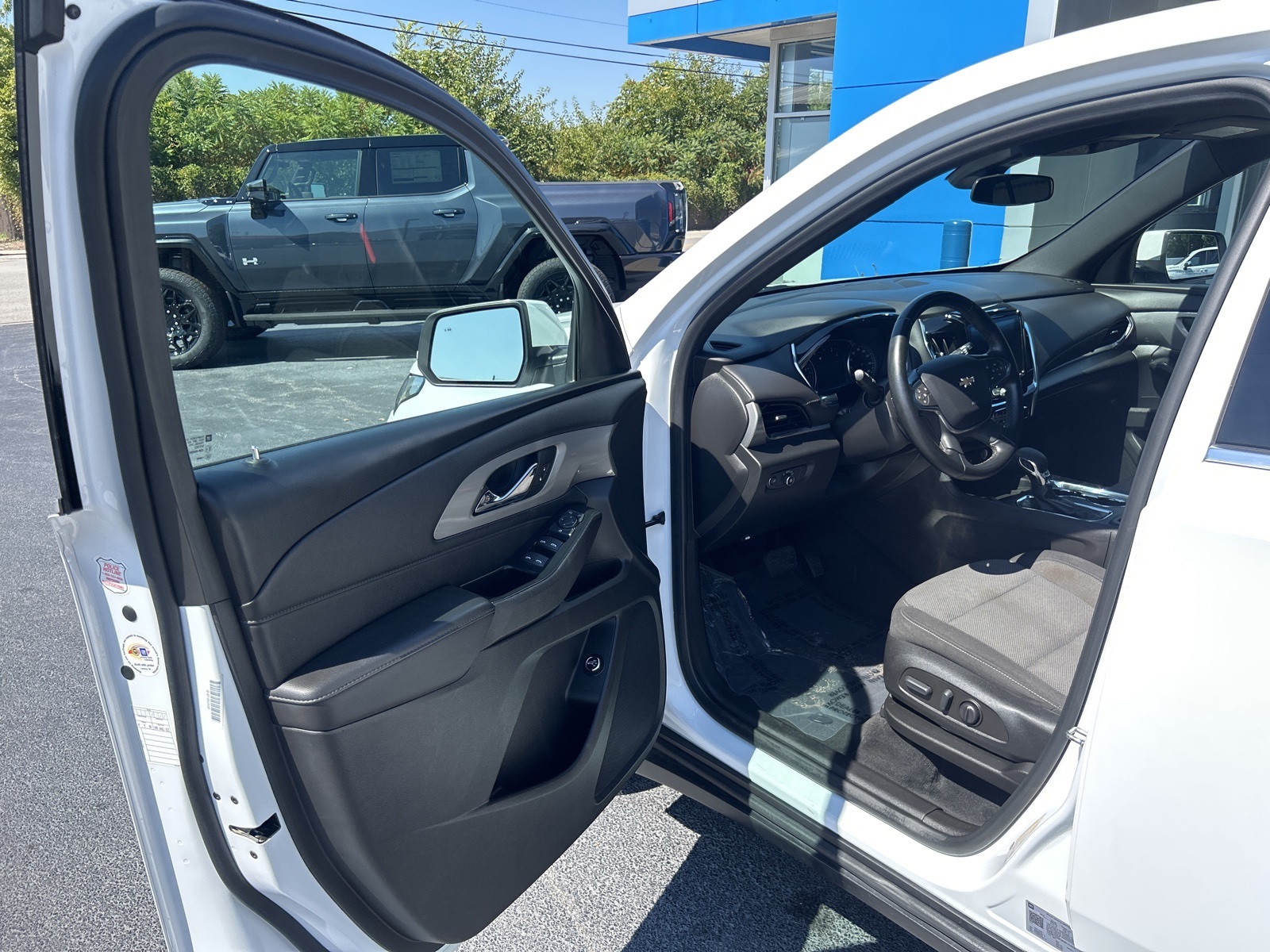 2023 Chevrolet Traverse Cloth photo 15