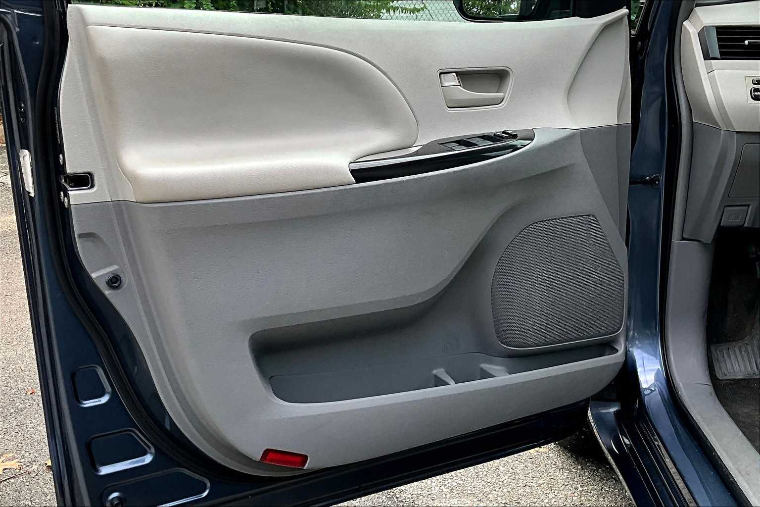 2014 Toyota Sienna LE photo 20
