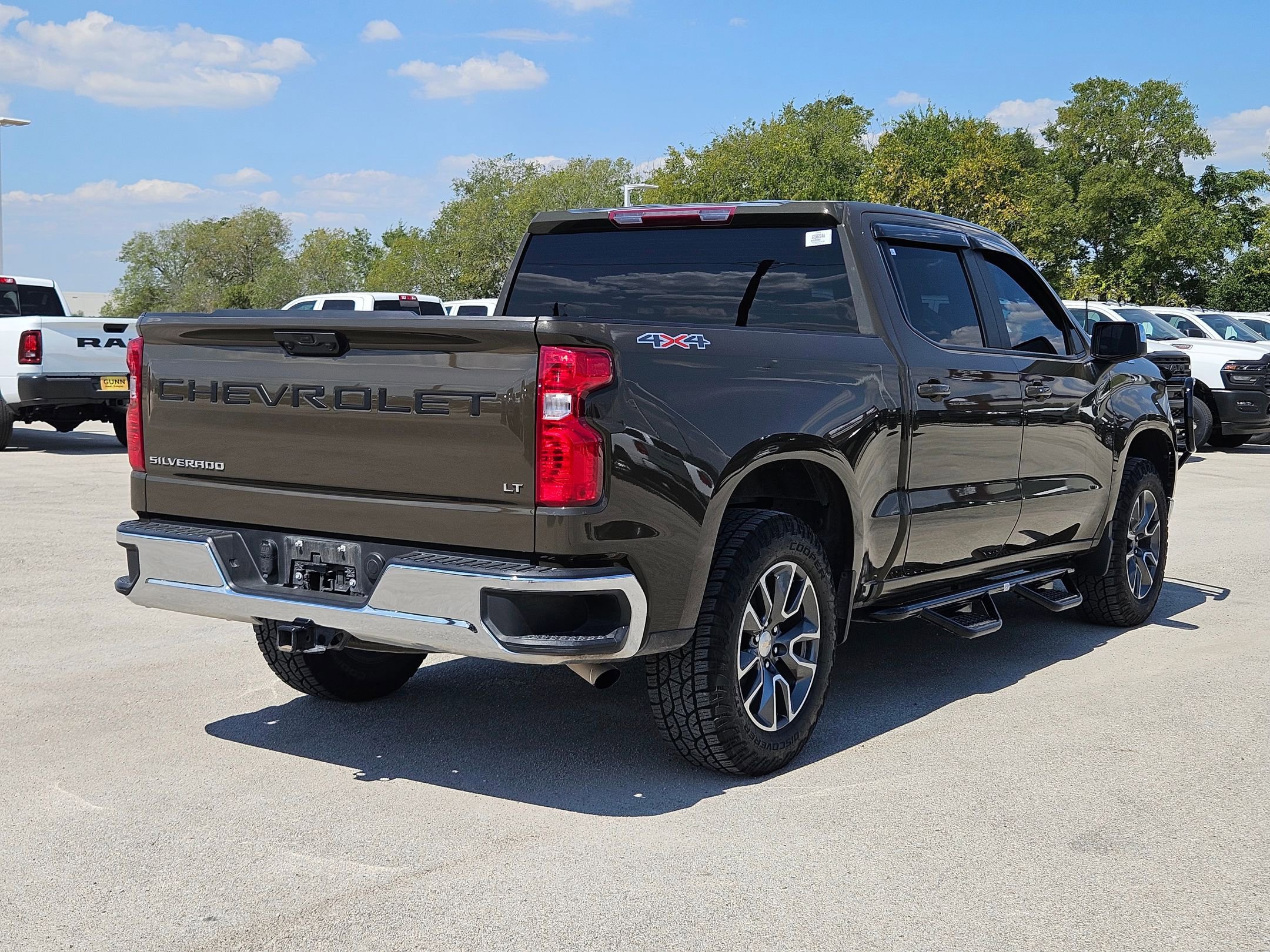 2023 Chevrolet Silverado 1500 LT photo 2