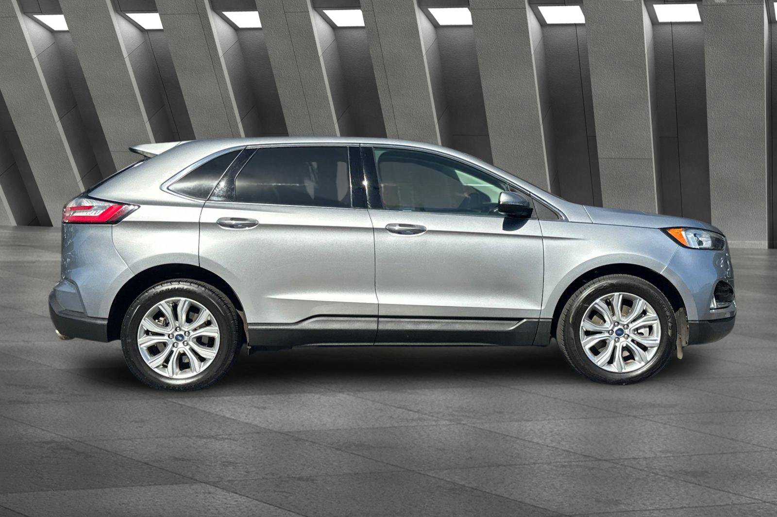 2022 Ford Edge Titanium photo 2