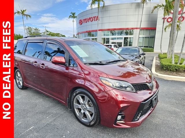 2019 Toyota Sienna SE's photo