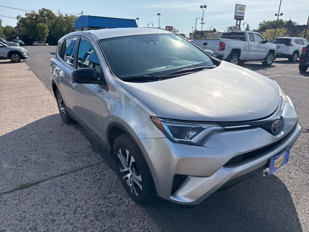 2017 Toyota RAV4 LE photo 3
