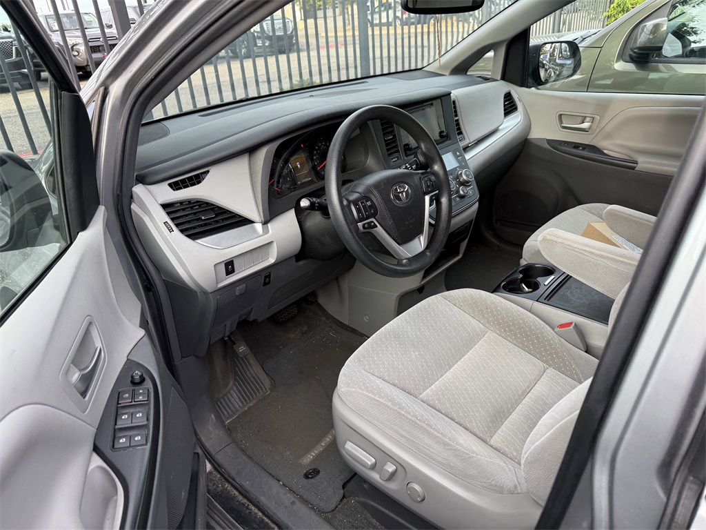 2017 Toyota Sienna LE photo 2