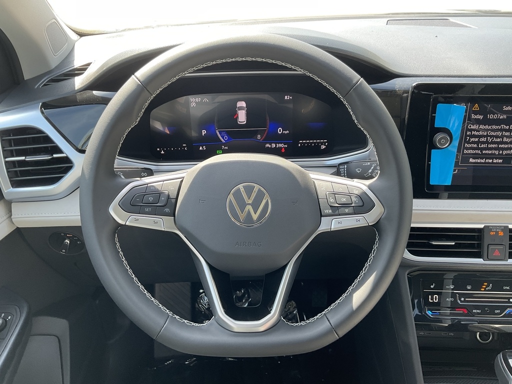 2025 Volkswagen Taos SE photo 5