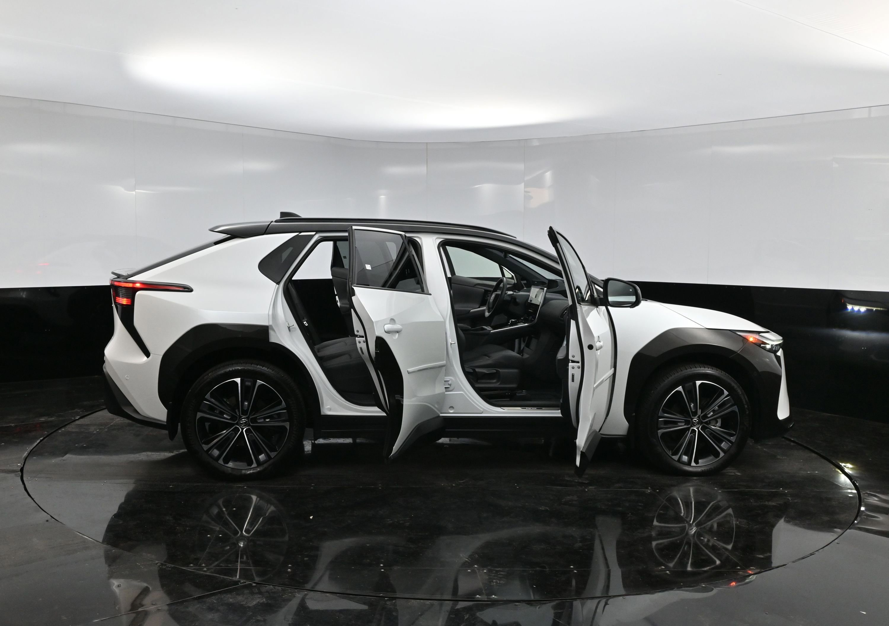 2024 Toyota bZ4X XLE photo 38