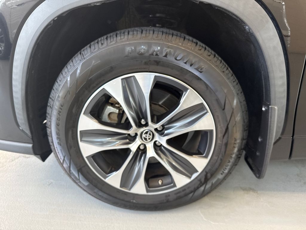 2022 Toyota Highlander XLE photo 16