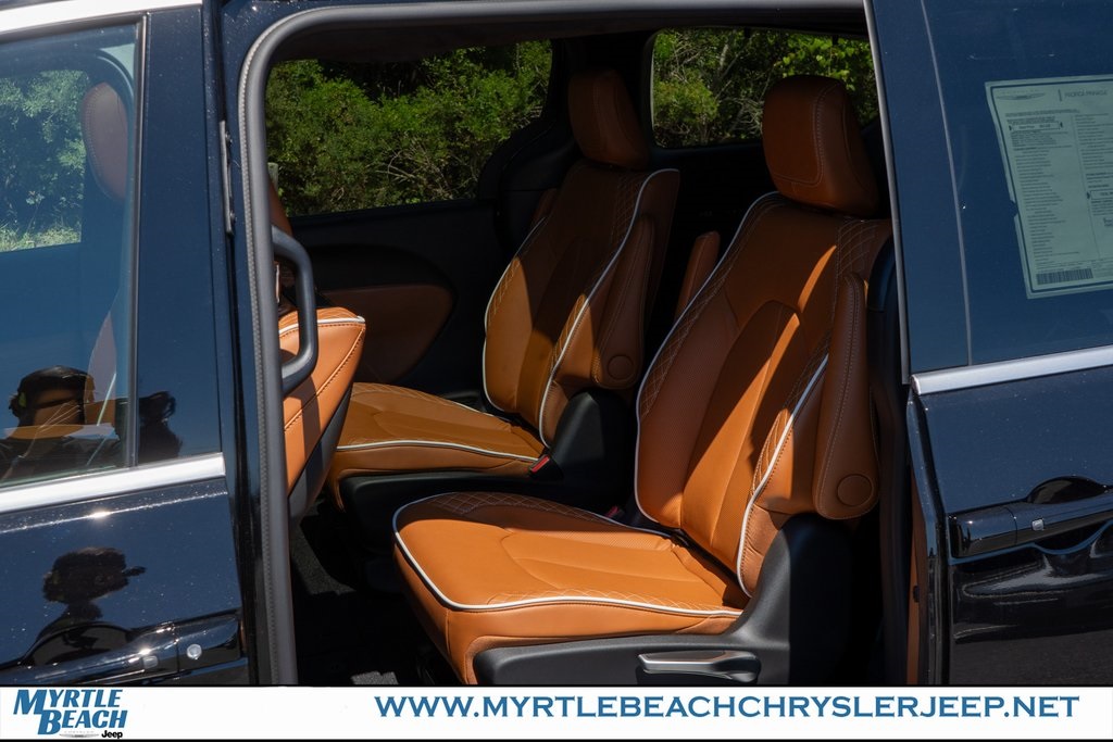 2026 Chrysler Pacifica Pinnacle photo 14
