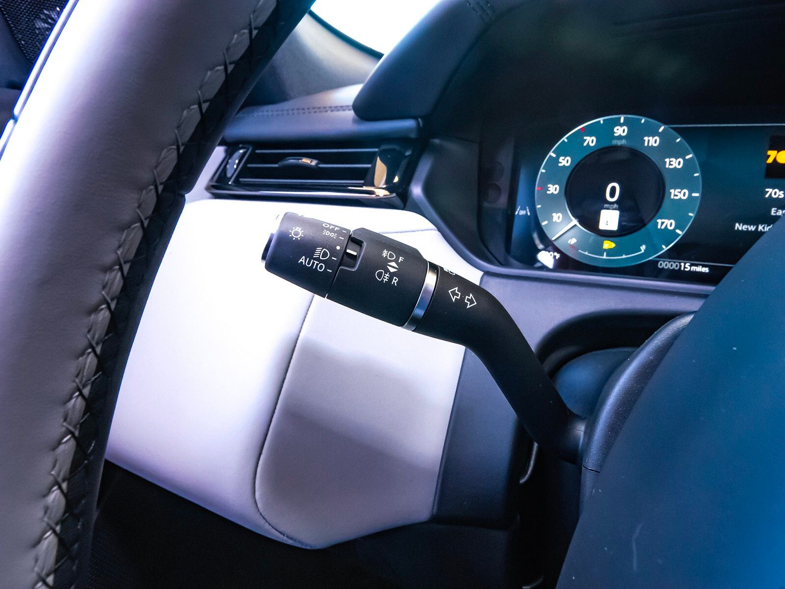 2026 Land Rover Range Rover Velar SE photo 11