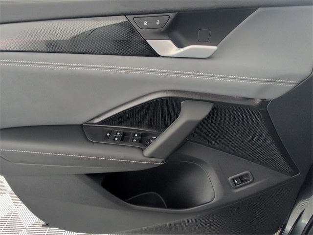 2025 Volkswagen Tiguan SE photo 14