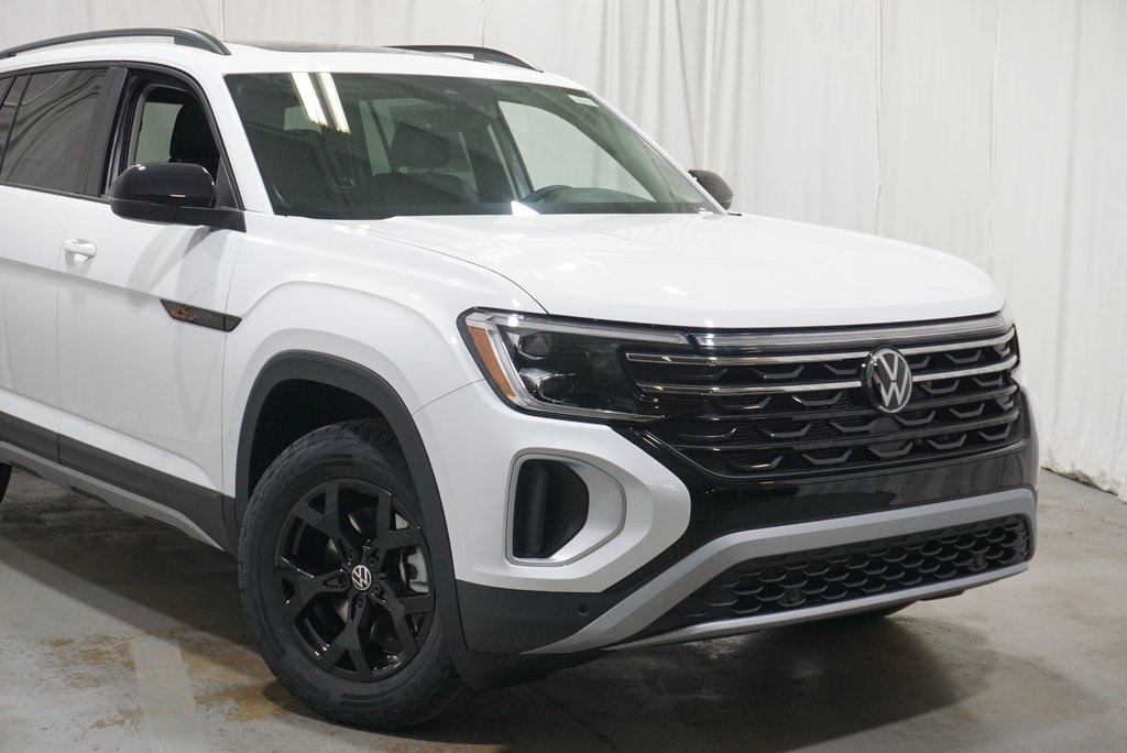 2025 Volkswagen Atlas Peak Edition SE photo 3