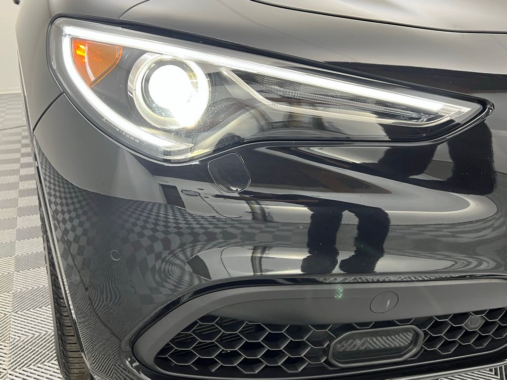 2022 Alfa Romeo Stelvio Ti Sport photo 4