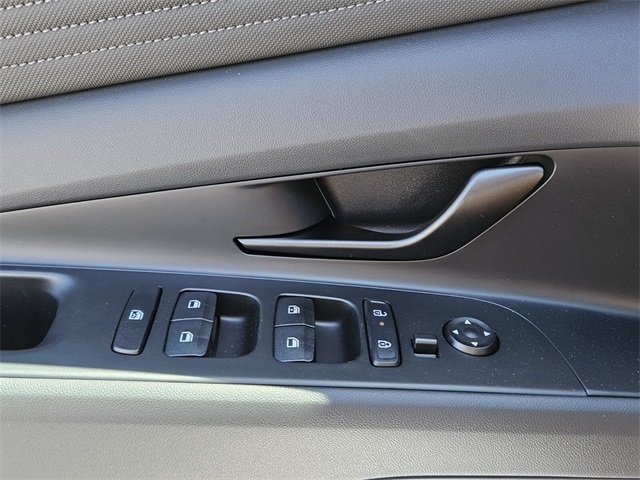 2025 Hyundai Elantra SEL Sport photo 25
