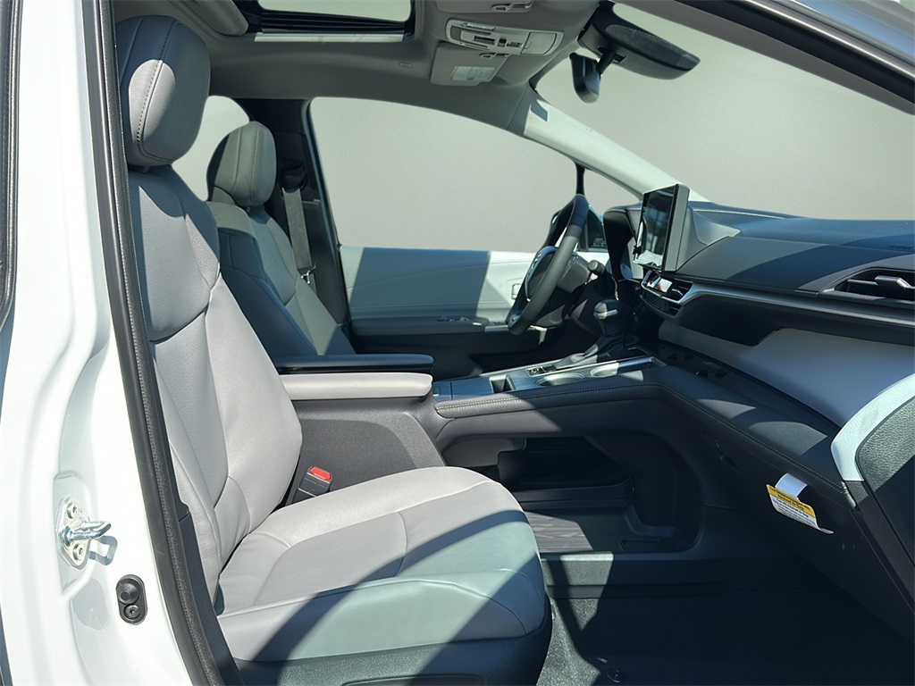 2025 Toyota Sienna XLE photo 22