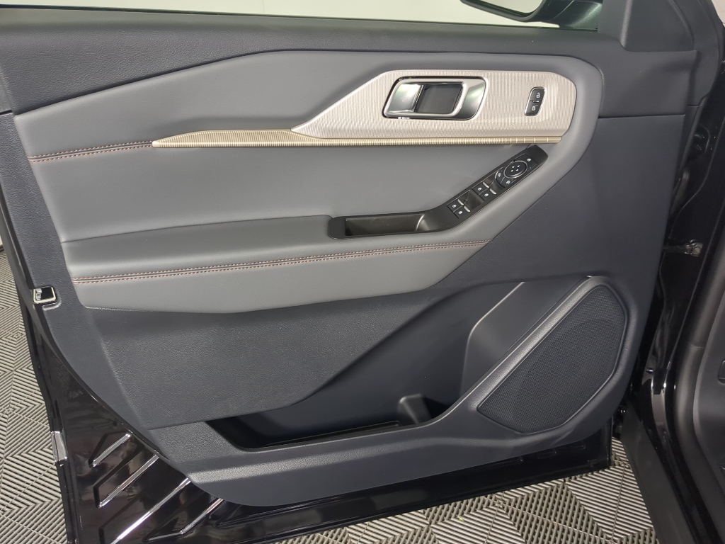 2025 Ford Explorer photo 7