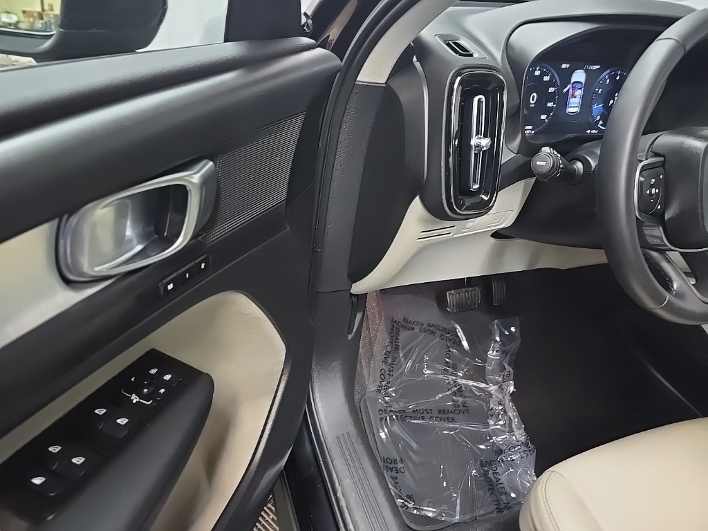 2022 Volvo XC40 Momentum photo 26