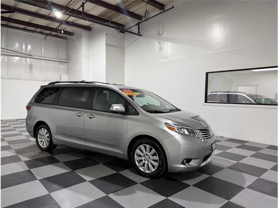 2017 Toyota Sienna Limited's photo