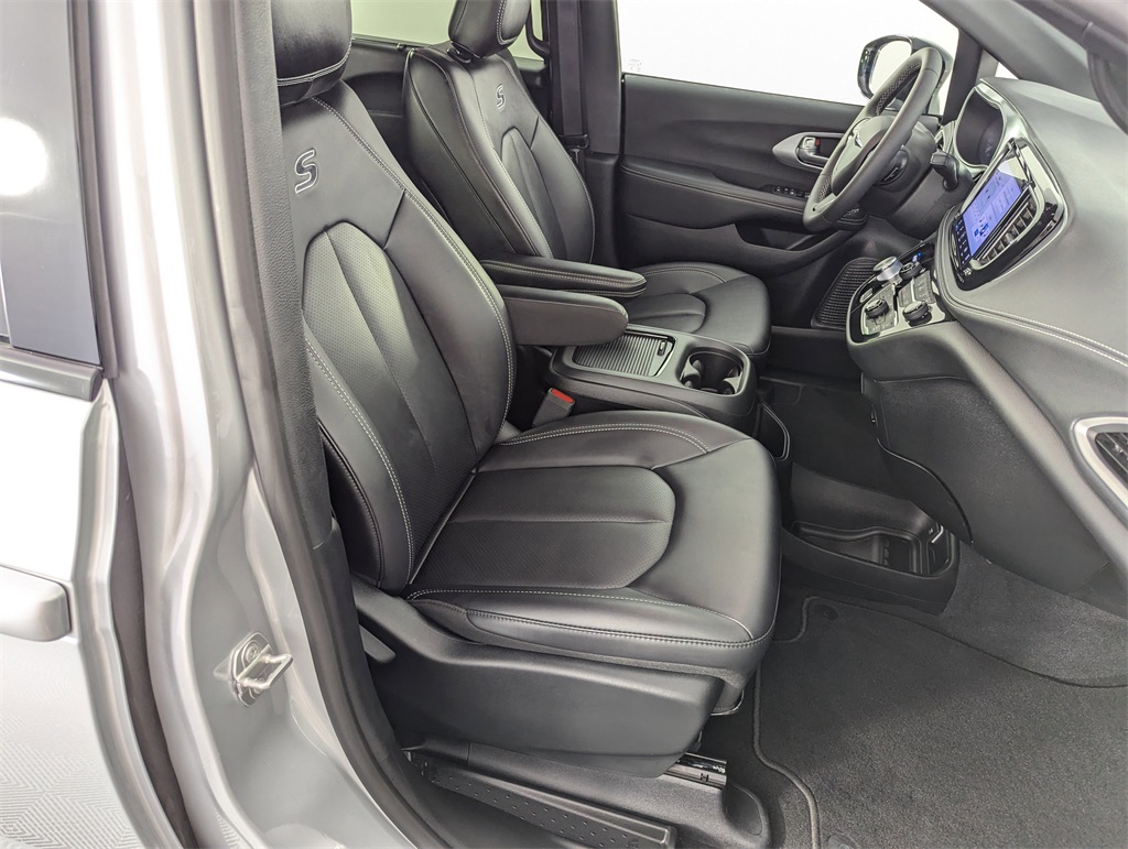 2024 Chrysler Pacifica Touring L photo 35