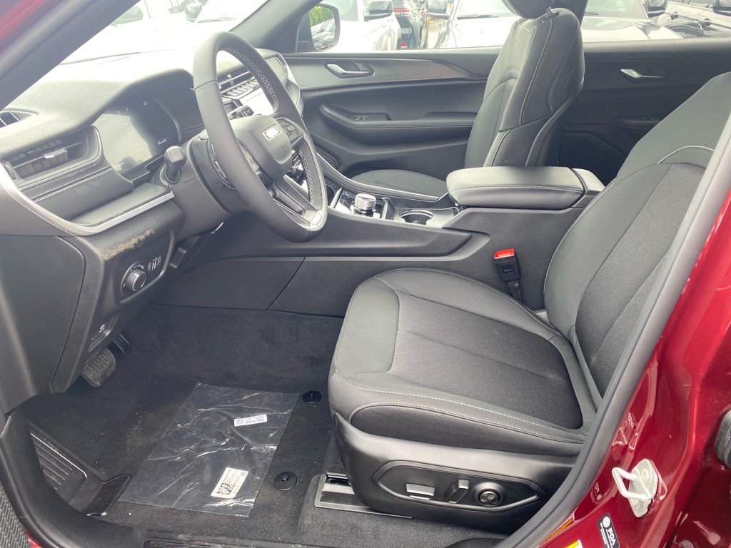 2025 Jeep Grand Cherokee Laredo X photo 3