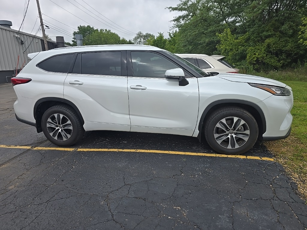 2022 Toyota Highlander XLE photo 8