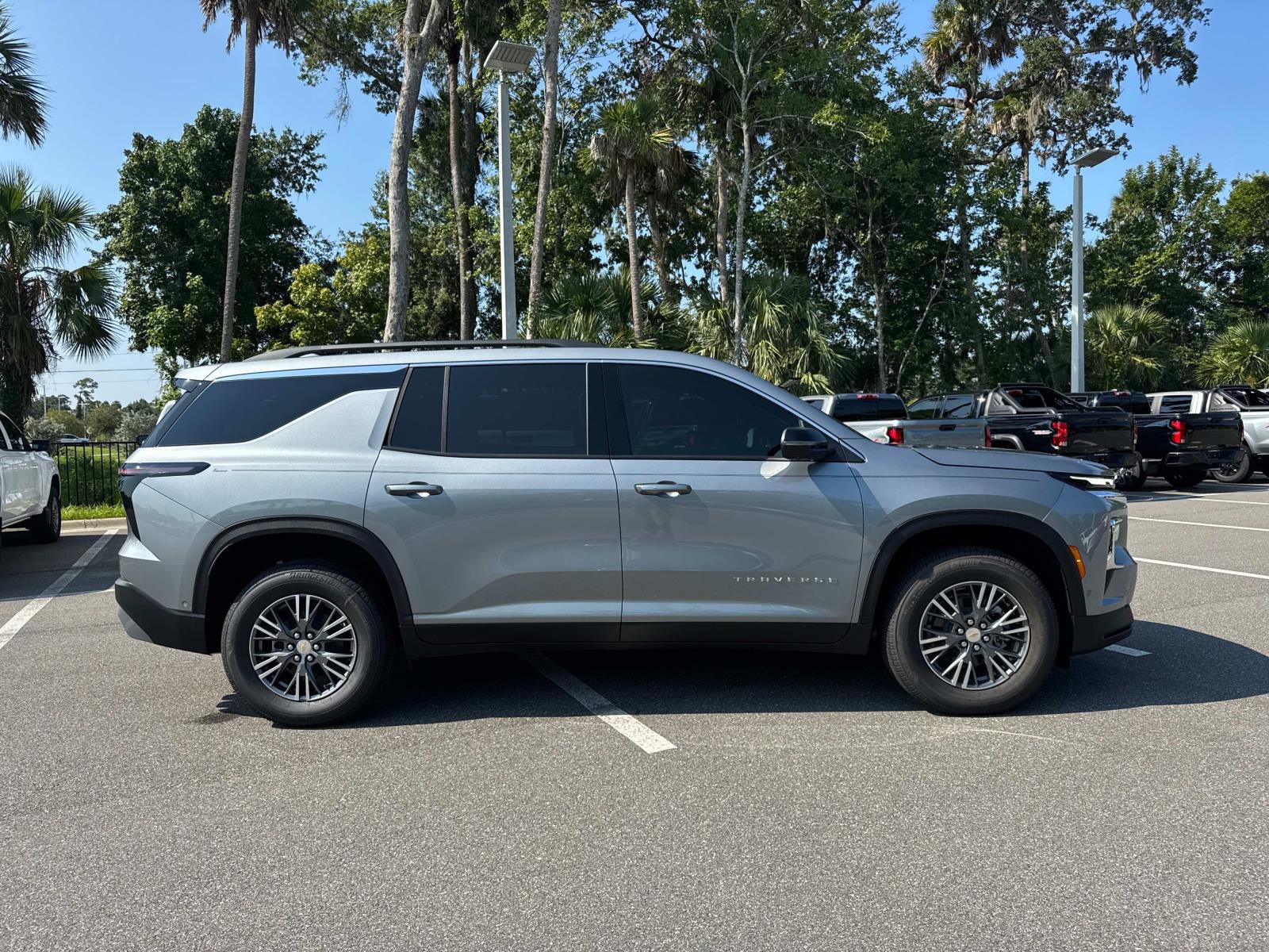 2026 Chevrolet Traverse LE photo 2