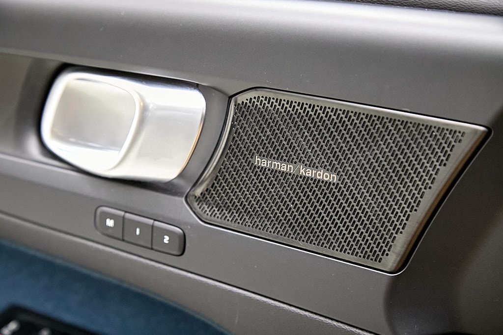 2023 VOLVO XC40 - Image 17