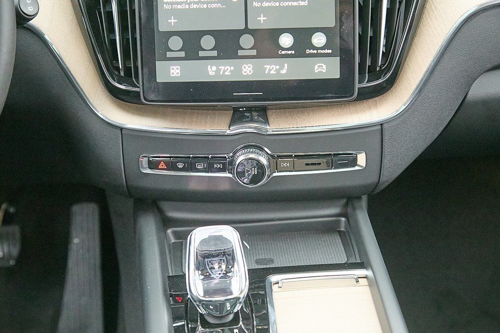 2026 VOLVO XC60 - Image 24