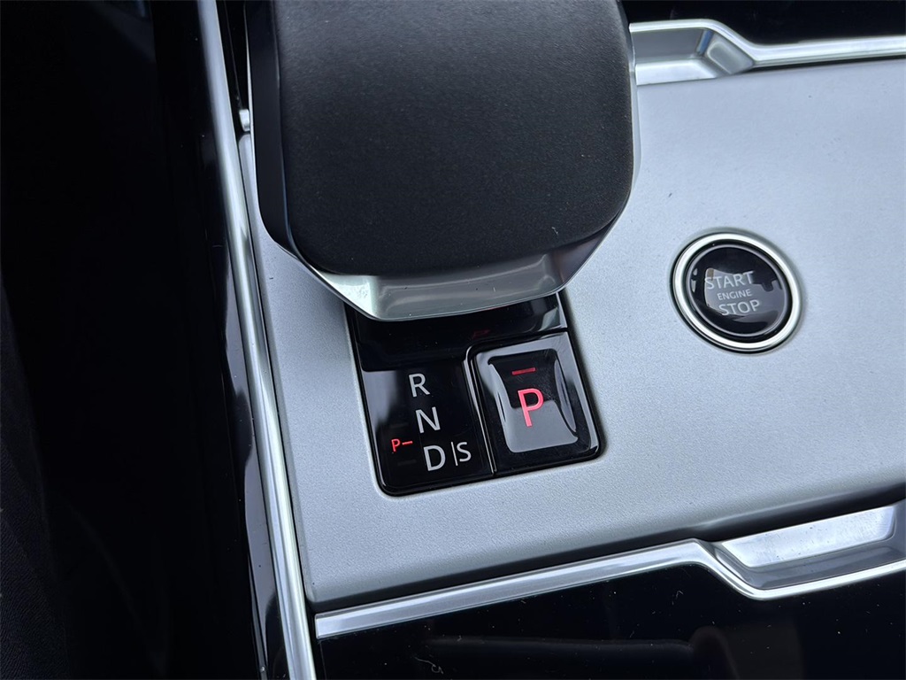 2025 Land Rover Range Rover SE photo 24