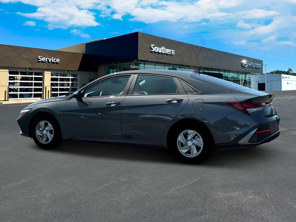 2025 Hyundai Elantra SE photo 3
