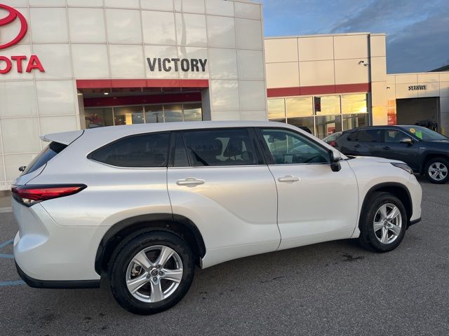 2023 Toyota Highlander L photo 4