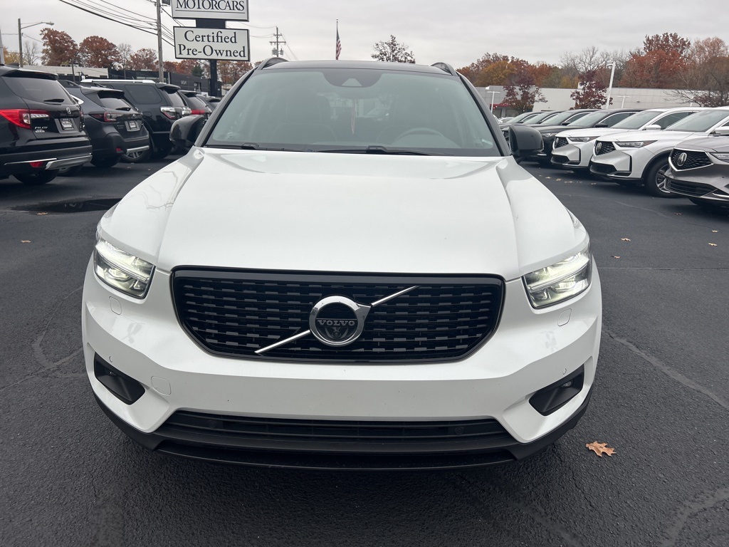 2022 Volvo XC40 R-Design photo 2