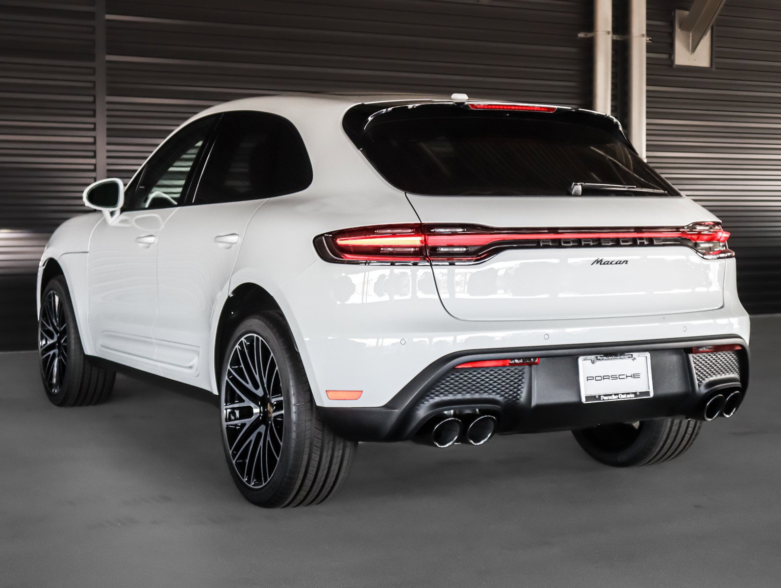 2025 Porsche Macan T photo 3