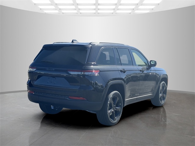 2025 Jeep Grand Cherokee Altitude photo 3