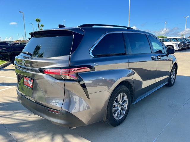 2022 Toyota Sienna XLE photo 4