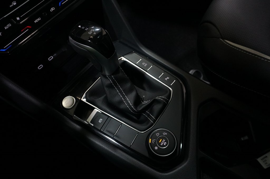 2025 Volkswagen Taos SEL photo 15