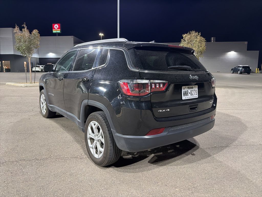 2024 Jeep Compass Latitude photo 2