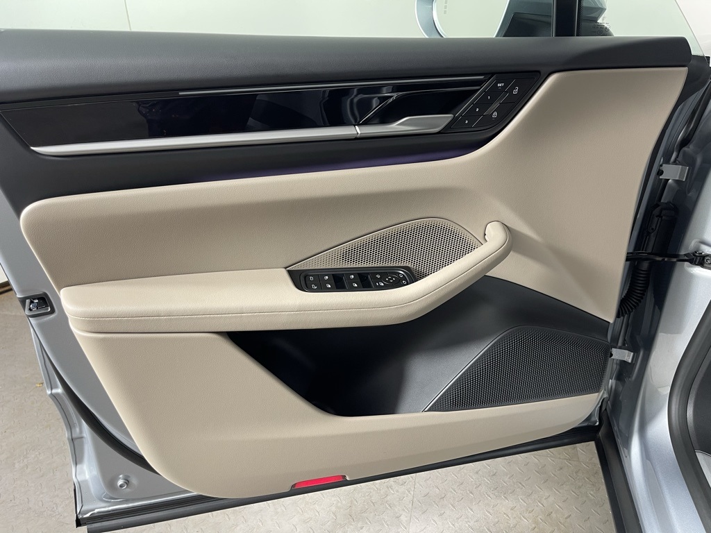 2025 Porsche Macan Electric 4 photo 22