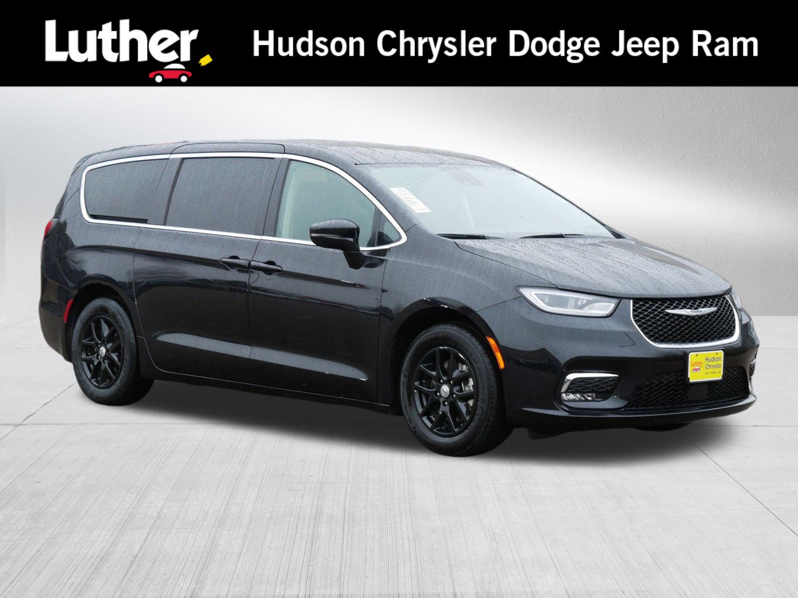 2024 Chrysler Pacifica Touring L's photo