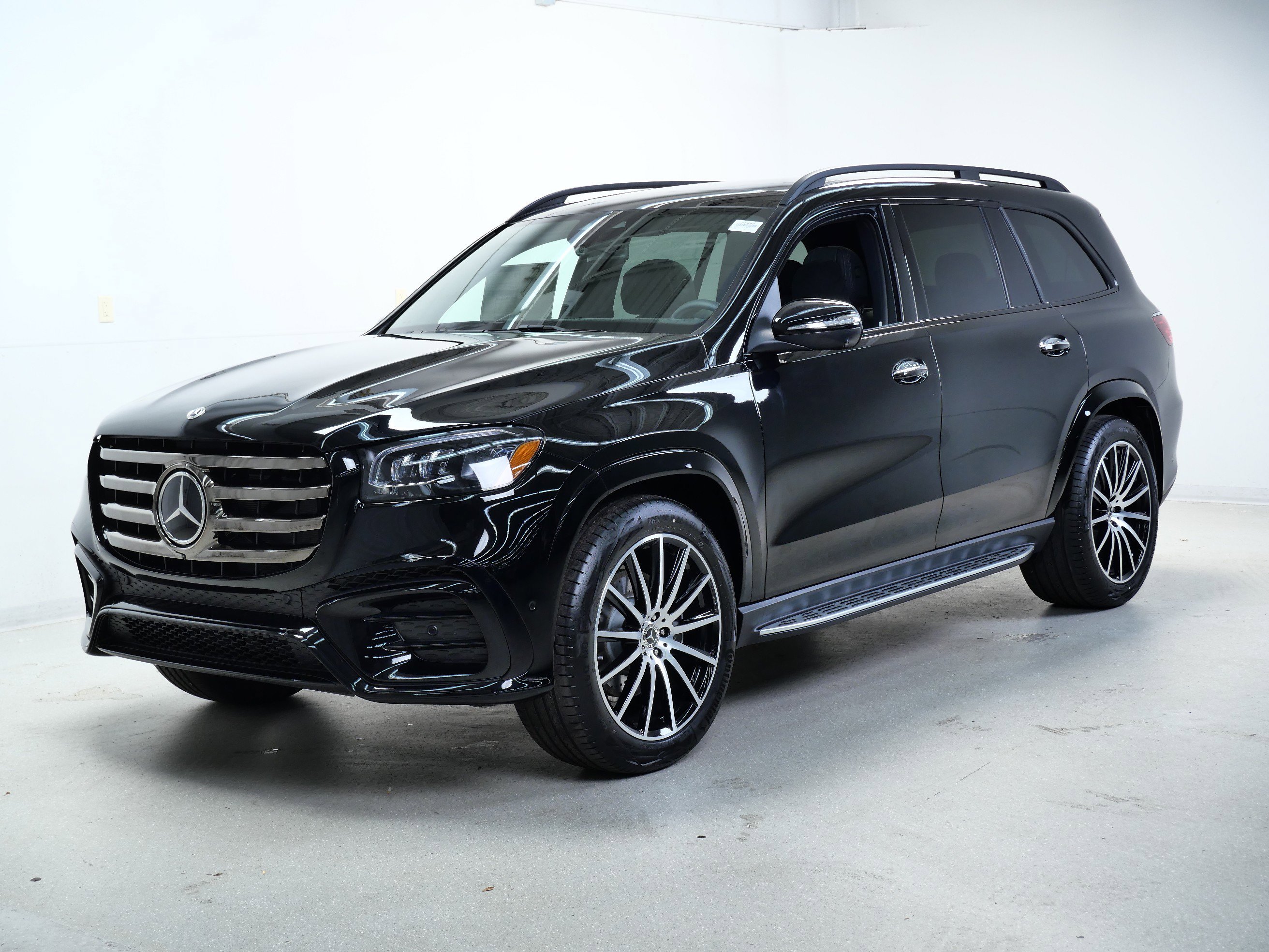 2025 Mercedes Benz GLS 580 4MATIC photo 3