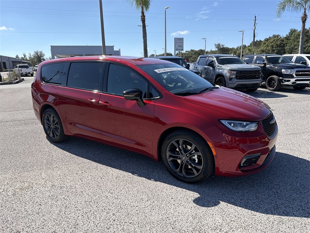 2026 Chrysler Pacifica photo 2