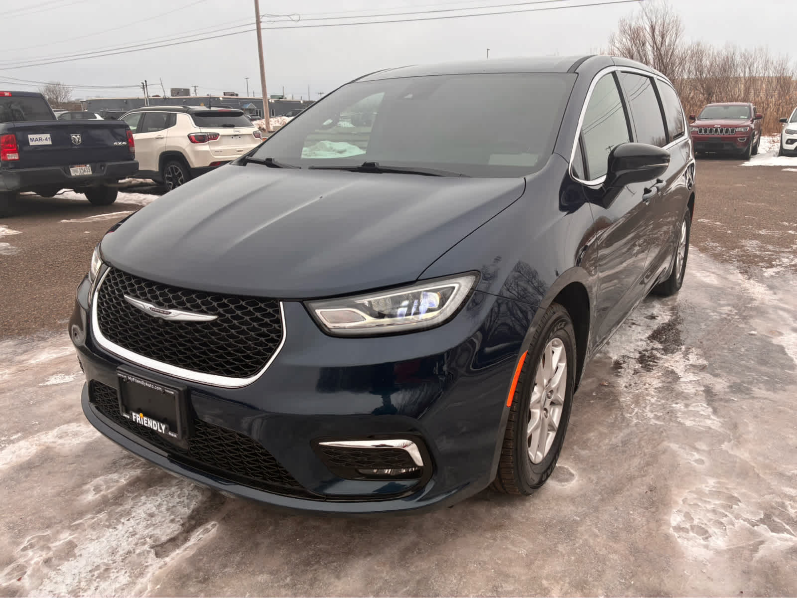 2025 Chrysler Pacifica Select's photo