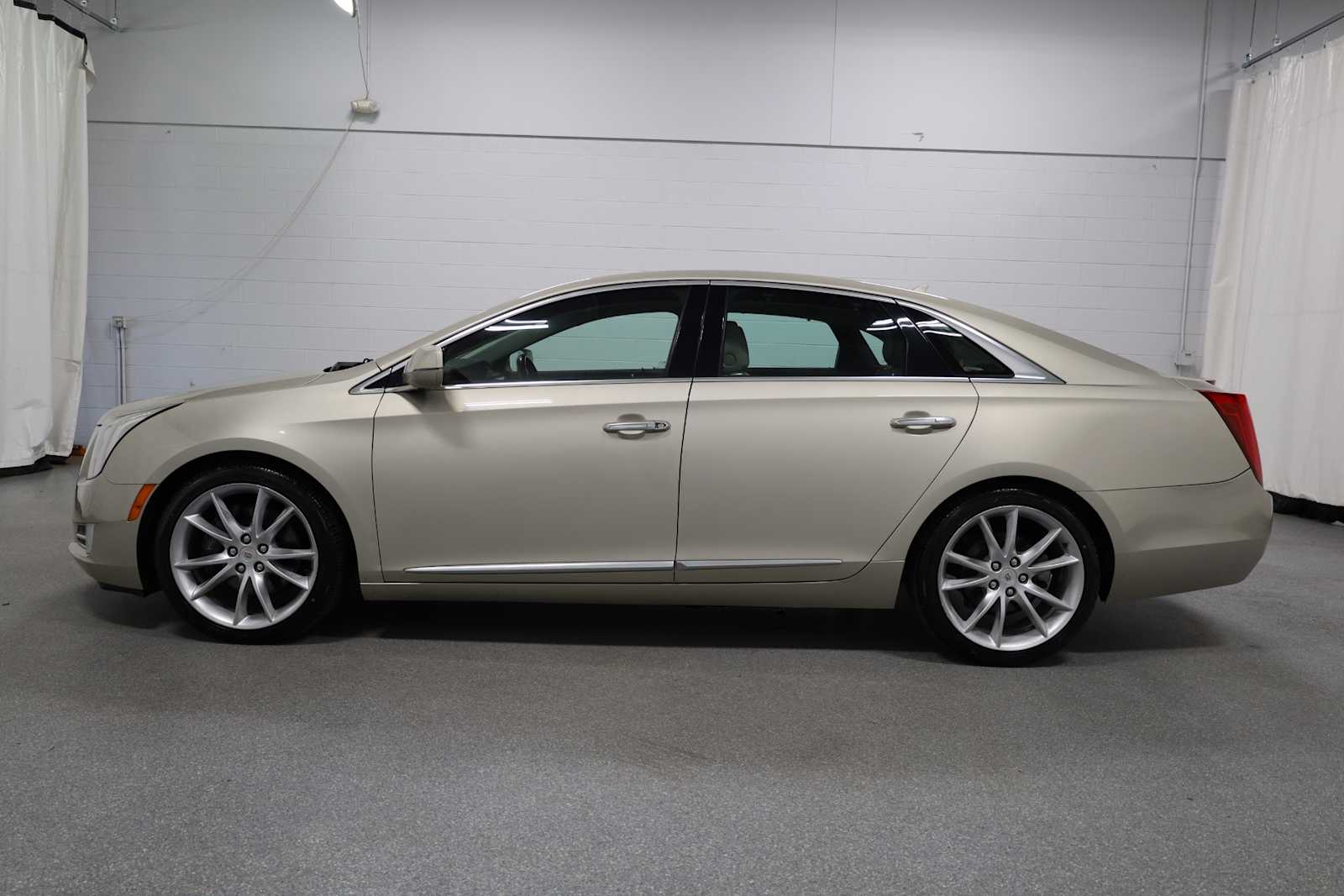 2013 Cadillac XTS Premium photo 2