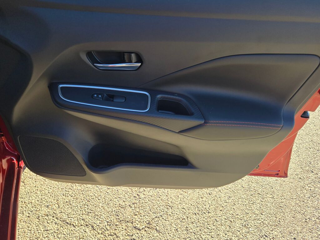 2025 Nissan Versa SR photo 4