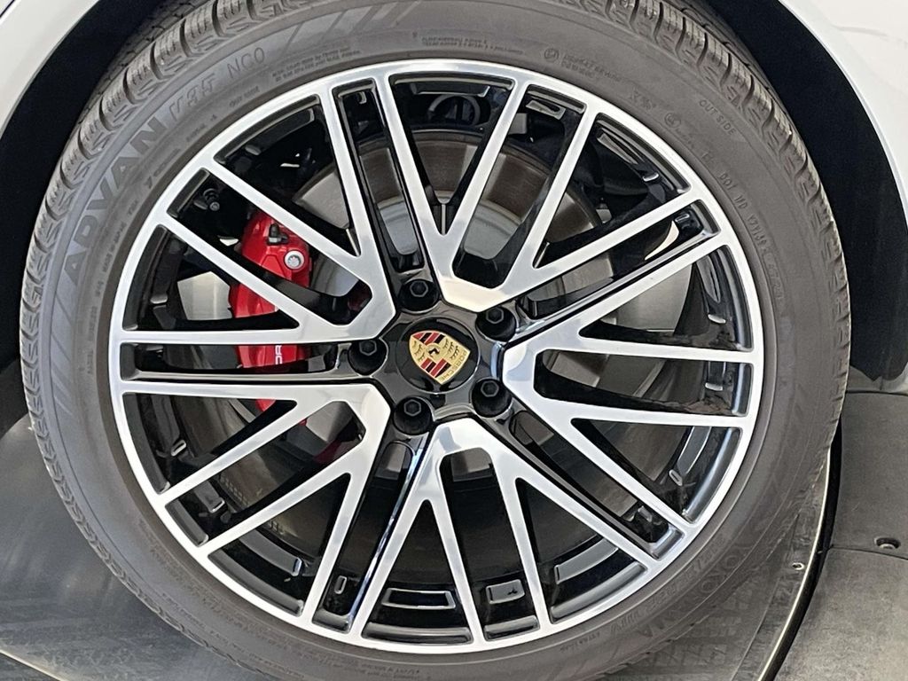 2024 Porsche Cayenne S photo 12