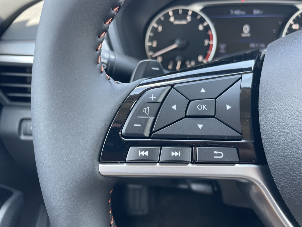 2025 Nissan Altima SR photo 9