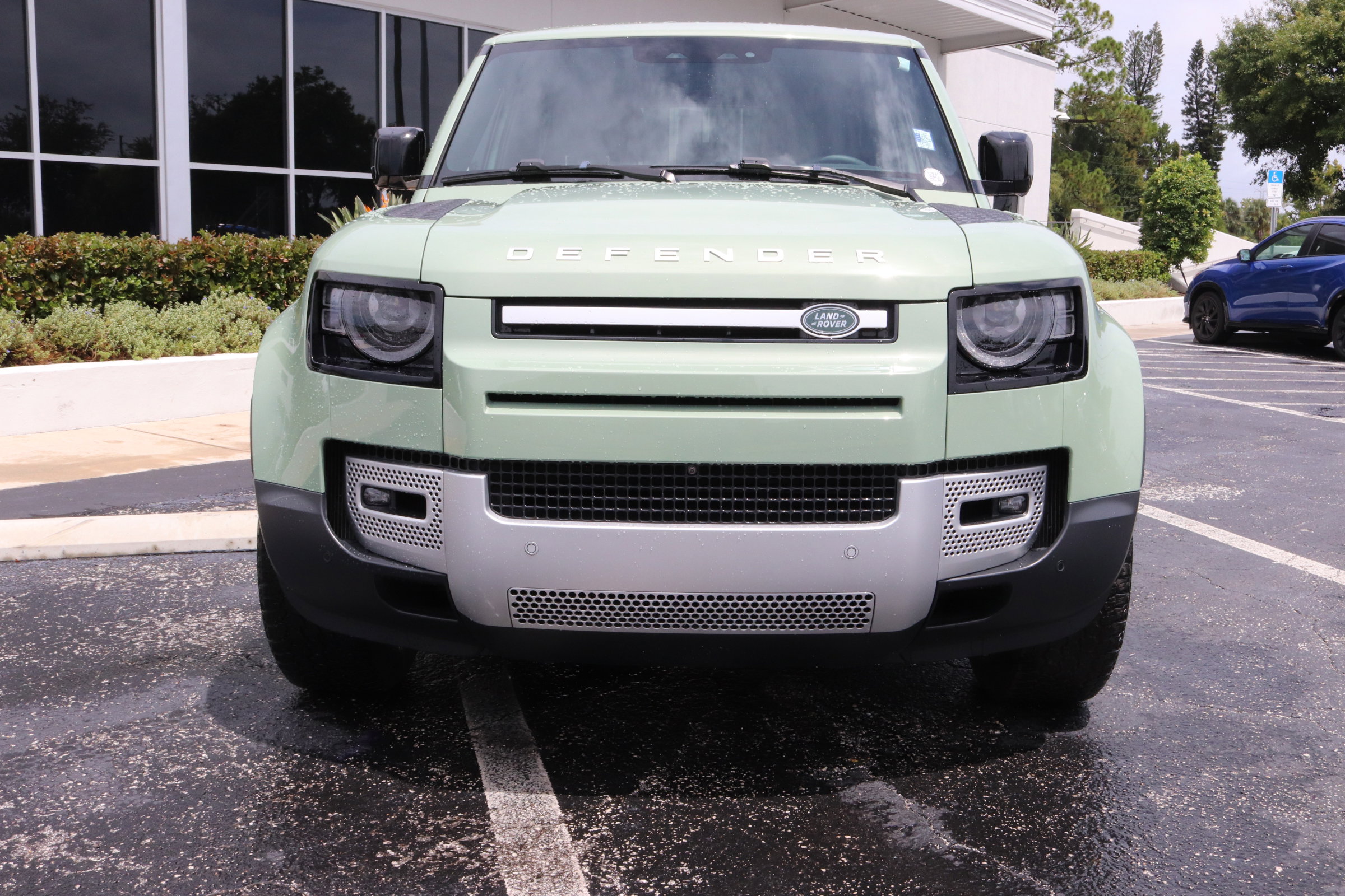 2023 Land Rover Defender photo 7
