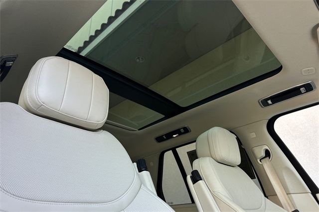 2024 Land Rover Range Rover SE photo 13